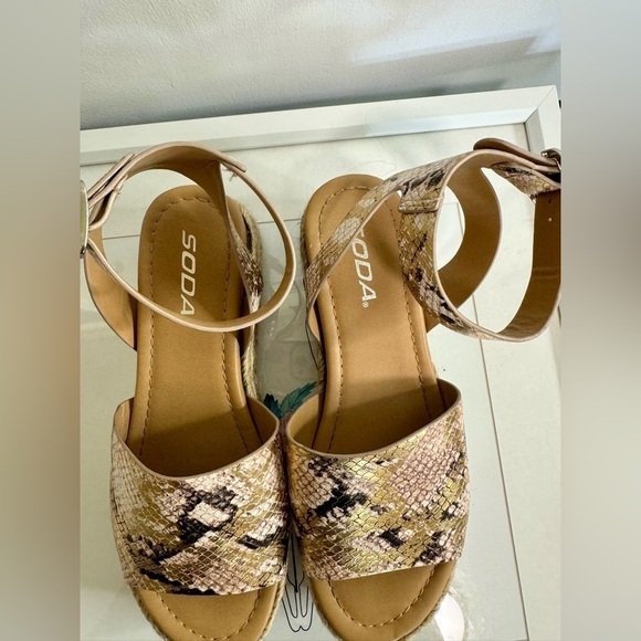 Soda Wedge Sandals ~ Size 6 1/2 - Picture 2 of 6